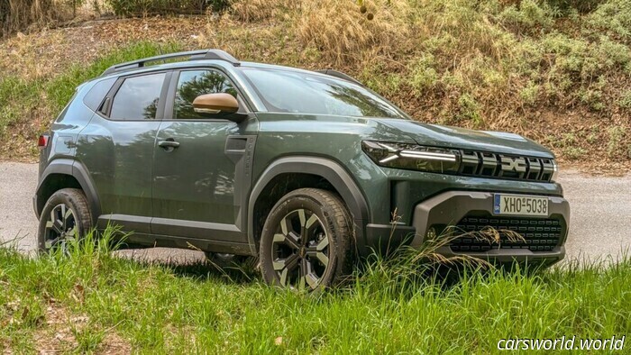Самый популярный внедорожник Dacia скоро перейдет на электропривод | Carscoops